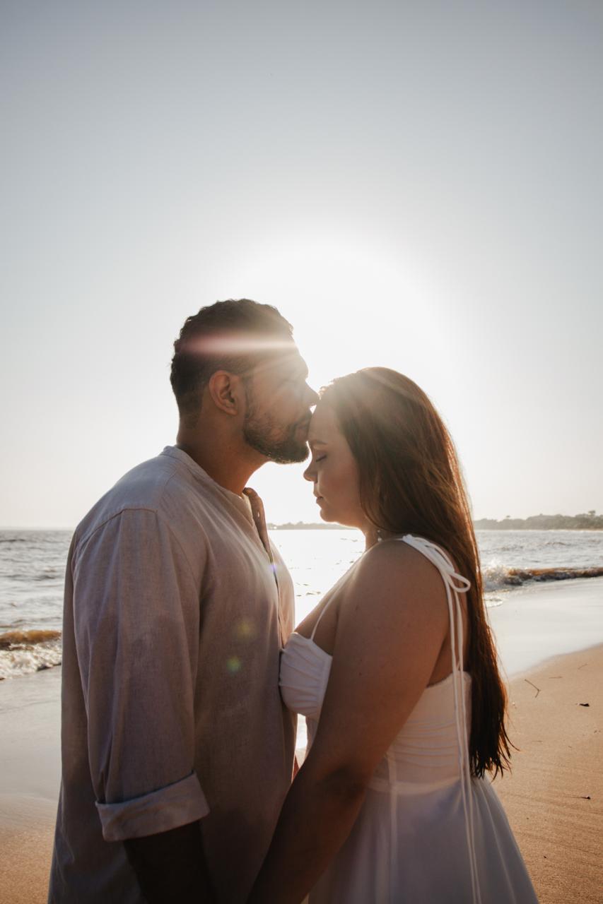 Aline e Artur de perfil ao sol