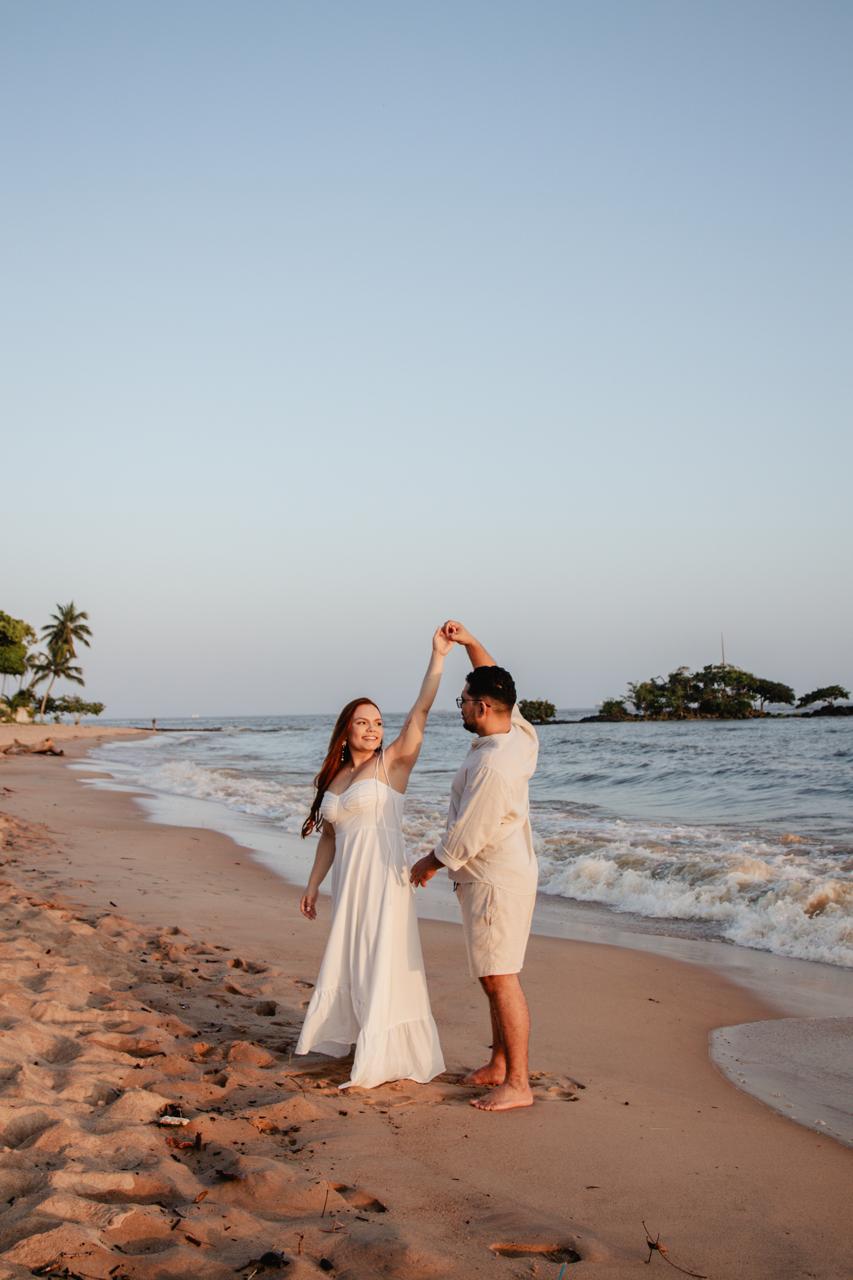 Aline e Artur dançando na praia